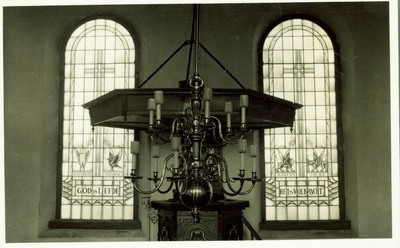 142-63 De preekstoel en twee gebrandschilderde ramen in de Nederlandse Hervormde kerk te Wemeldinge