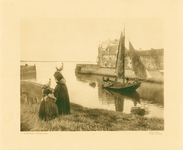 255 Haven Veere = Harbour of Veere. Middelburg : F.B. den Boer, [c. 1900]. 1 foto ; 22,2 x 28,4 cm, blad 31 x 36,5 cm