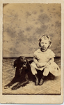 352-463 Een onbekend patiëntje (meisje) met hond van de onder meer in Domburg werkzame dr J.G. Mezger.