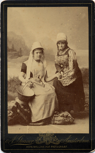 352-564 Twee onbekende patiënten van de onder meer in Domburg werkzame dr J.G. Mezger, in dracht in een in fotostudio