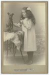 489-37 Wilhelmina Cornelia de Casembroot (*1894) met een hond