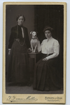 489-74 Twee onbekende vrouwen met een hond