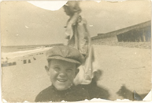 497-12 Auguste Francois Charles (Guus) de Casembroot (1906-1965) op het strand