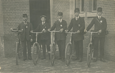 68 1912 okt. Postboden met fiets bij het postkantoor aan het Stenen Beer te Vlissingen, t.g.v. het 40-jarig jubileum ...