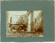 759 Ruïne van de St. Jacobskerk te Vlissingen na de brand van 1911 / mr de Rijcke. 1 foto ; 12,7 x 16,7 cm.