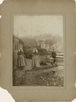 77 Achtererf van de pastorie aan het Kerkplein te Kapelle / dr H.K. Persant Snoep. Okt. 1900. 1 foto ; 16,5 x 12 cm