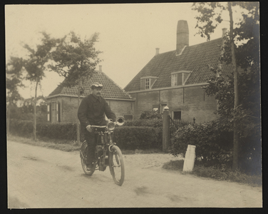 824 D. Schoute op de eerste motor in Brigdamme op weg naar consult in Domburg. 1 juli 1907. 16,5 x 20,5 cm
