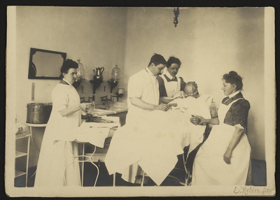 825 Patiënt onder narcose (kap) op de operatietafel van het Gasthuis te Middelburg / E. Helder. 25 november 1907. 16 x ...