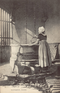 10009 Waterput, Veere. Een vrouw in Walcherse klederdracht put water in de cisterne te Veere