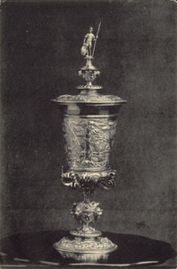 10032 Beker, Veere. De zilveren beker (verguld), door Maximilliaan van Bourgondië aan Veere geschonken op 2 februari ...