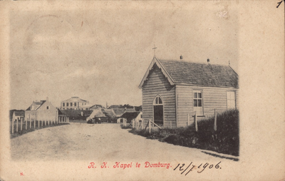 10045 R.K. Kapel te Domburg. Gezicht in een straat te Domburg met rechts de rooms-katholieke kapel