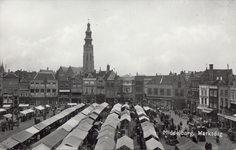 10069 Middelburg, Marktdag. Gezicht op de markt met marktkramen op de Grote Markt te Middelburg vanaf de Stadhuistoren ...