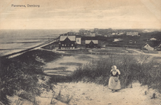 10085 Panorama, Domburg. Gezicht op een deel van Domburg vanaf het duin met een meisje in klederdracht