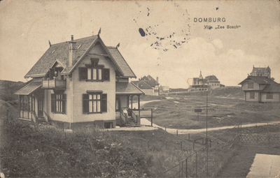 10091 Domburg Villa Zee Bosch . Gezicht op villa Zeebosch in de duinen te Domburg met de bewoonster en een dienstbode ...