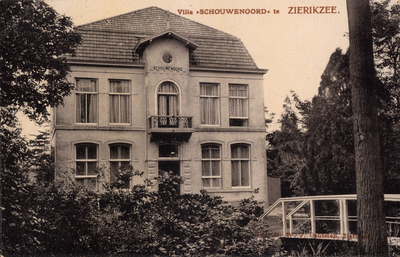 10109 Villa Schouwenoord te Zierikzee. De voorgevel van de villa Schouwenoord te Zierikzee met bruggetje