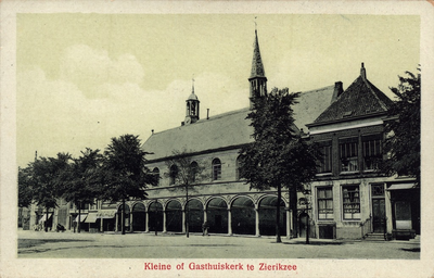 10143 Kleine of Gasthuiskerk te Zierikzee. De Gasthuiskerk en beurs aan het Havenplein te Zierikzee