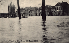 10147 Hooge Vloed te Zierikzee 12 Maart 1906. Gezicht op huizen aan de Oude Haven te Zierikzee onder water met achter ...