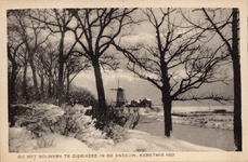 10167 Bij het Bolwerk te Zierikzee in de sneeuw, Kerstmis 1927. Gezicht op het bolwerk met de molen Den Haas te ...