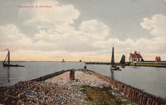 10187 Havenhoofd te Zierikzee. Gezicht op de monding van de haven van Zierikzee in de Oosterschelde met schepen en een ...