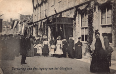 10195 Versiering aan den ingang van het Stadhuis. Versiering en baldakijn aan het stadhuis in de Meelstraat te ...