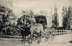 10204 Oude Schouwsche Riemwagen. Een oude Schouwse riemwagen (met twee personen in Schouwse klederdracht op de bok)