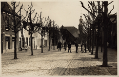 10212 Stavenisse Voorstraat. Een gezicht in de Voorstraat te Stavenisse met poserende personen, links een ...