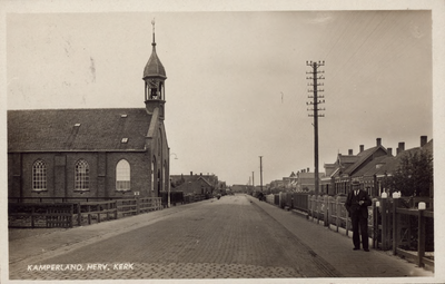 10225 Kamperland, Herv. Kerk. Gezicht op de Veerweg te Kamperland met de Nederlandse Hervormde kerk