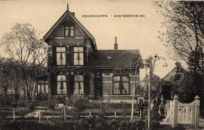 10255 Noordgouwe - Dokterswoning. Gezicht op de woning van de dokter te Noordgouwe met kinderen bij het hek
