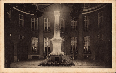 10278 Middelburg - Hofplein met Gerechtsgebouw. Een verlichte gedenkzuil op het plein voor het gerechtsgebouw (Van de ...