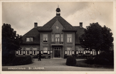 10313 Gemeentehuis. St. Laurens. Het gemeentehuis te Sint Laurens met de veldwachter met fiets