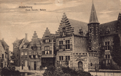 10329 Middelburg Oude Gevels; Balans. Gezicht op de Balans te Middelburg met een deel van de Abdij, het plantsoen en de ...