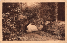 10360 Domburg. Park Westhove, Romeinsche brug. Gezicht op de Romeinse brug in het park bij kasteel Westhove te Oostkapelle