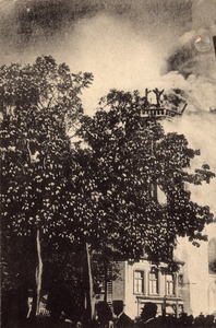 10362 Brand van de St. Jacobskerk met toren op 5 September 1911 te Vlissingen. De Sint Jacobskerk staat in brand te ...