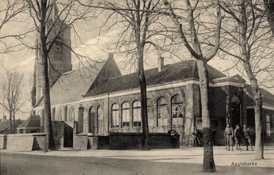 10367 Aagtekerke. Gezicht op de Nederlandse Hervormde kerk te Aagtekerke met school en militairen