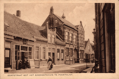 10388 Dorpstraat met het gemeentehuis te Poortvliet. Gezicht in de Dorpstraat te Poortvliet met het gemeentehuis