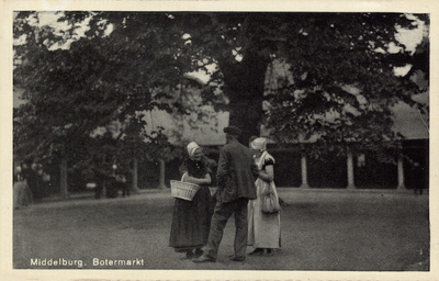 10400 Middelburg. Botermarkt. Een man en twee vrouwen in klederdracht op de Botermarkt te Middelburg