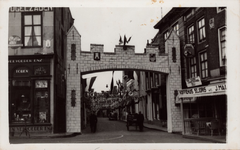 10423 Gezicht in de Vlasmarkt te Middelburg, vanaf de Grote Markt met versierde poort, ter gelegenheid van het 40-jarig ...