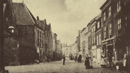 10425 Gezicht in de Hoogstraat te Middelburg met links de doopsgezinde kerk en rechts het reinigen van de stoep