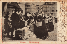 10457 Markt - Middelburg. Visvrouwen op de markt op de Grote Markt te Middelburg