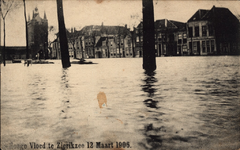 10475 Vloed te Zierikzee 12 Maart 1906. Gezicht op huizen aan de Oude Haven te Zierikzee onder water met achter de ...