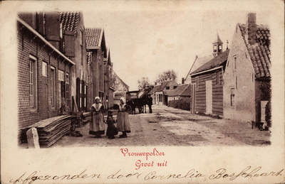 10509 Vrouwepolder Groet uit. Gezicht op de Dorpsdijk te Vrouwenpolder met poserende personen en achter de Nederlandse ...
