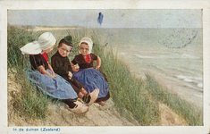 10526 In de duinen (Zeeland). Kinderen in Walcherse klederdracht aan de zeekant in de duinen