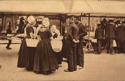 10528 Op de Markt te Middelburg. Poserende mannen en vrouwen met manden in klederdracht op de markt op de Grote Markt ...