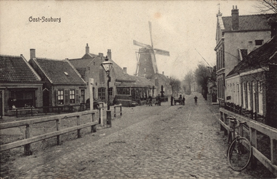 10568 Oost-Souburg. Gezicht in de Weststraat, tegenwoordig Kanaalstraat te Oost-Souburg met op de achtergrond de molen ...