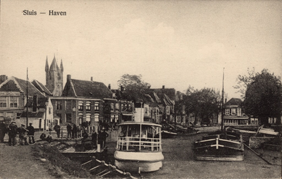 10573 Sluis - Haven. Gezicht op de haven te Sluis met schepen, waaronder de veerboot Sluis-Brugge en achter de toren ...