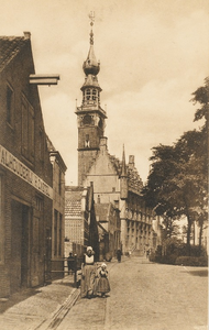 1062 Town Hall, Veere. Gezicht op de Markt te Veere met links de stalhouderij van H. Castel en op de achtergrond het stadhuis