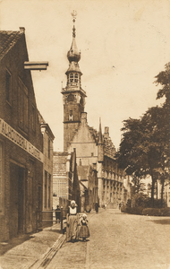 1064 Stadhuis Veere Zeeland (Holland). Gezicht op de Markt te Veere met links de stalhouderij van H. Castel en op de ...