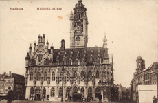 10795 Stadhuis Middelburg. Gezicht op het stadhuis en aangrenzende panden aan de Grote Markt te Middelburg met een huifkar