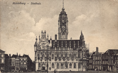10807 Middelburg - Stadhuis. Gezicht op het stadhuis en aangrenzende panden aan de Grote Markt te Middelburg