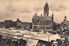 10812 Markt. Gezicht op de Grote Markt te Middelburg tijdens een marktdag